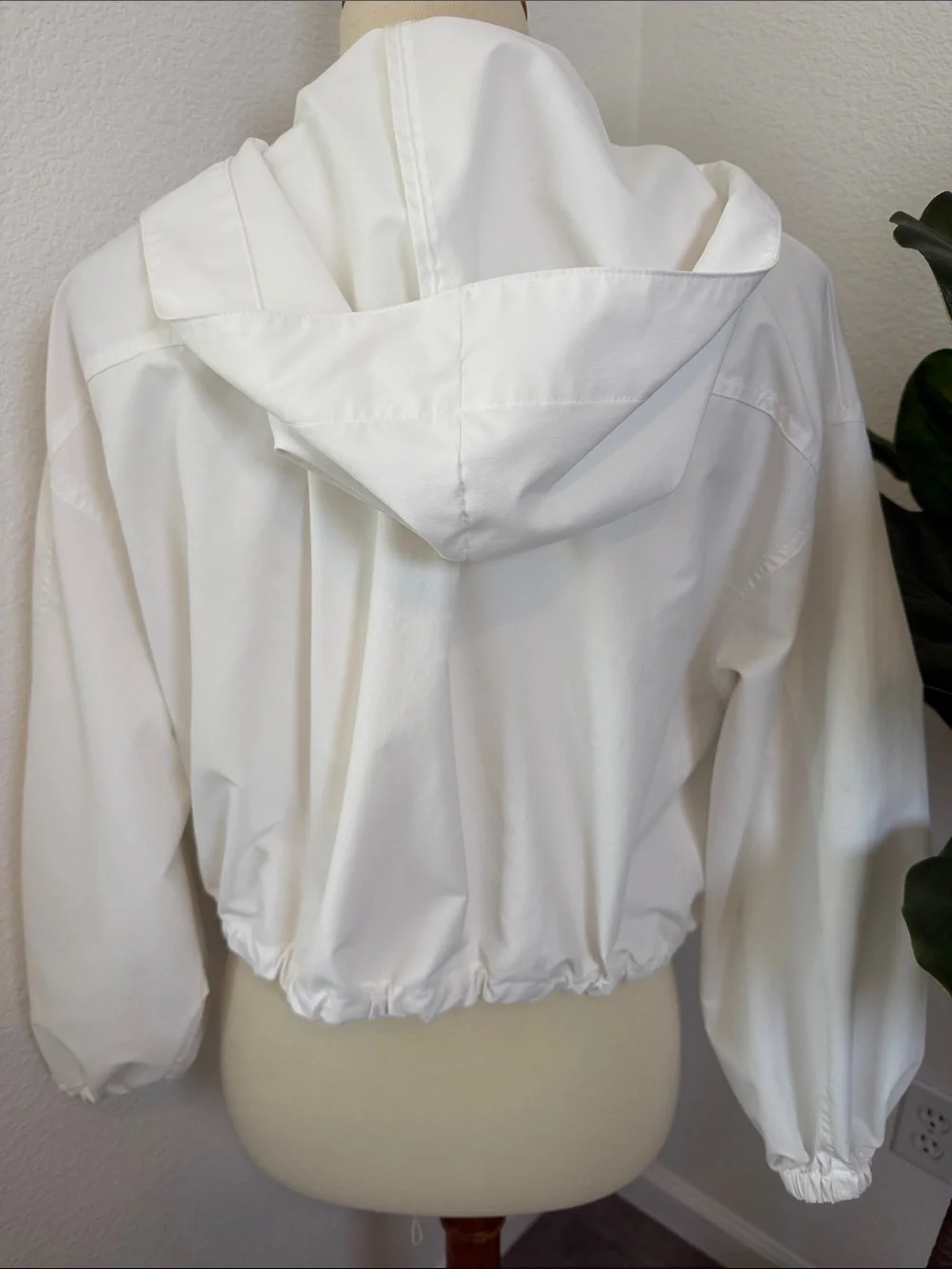 GU White Hooded Jacket - Picture 5 of 6